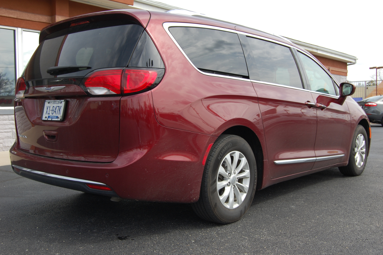 Chrysler pacifica touring l